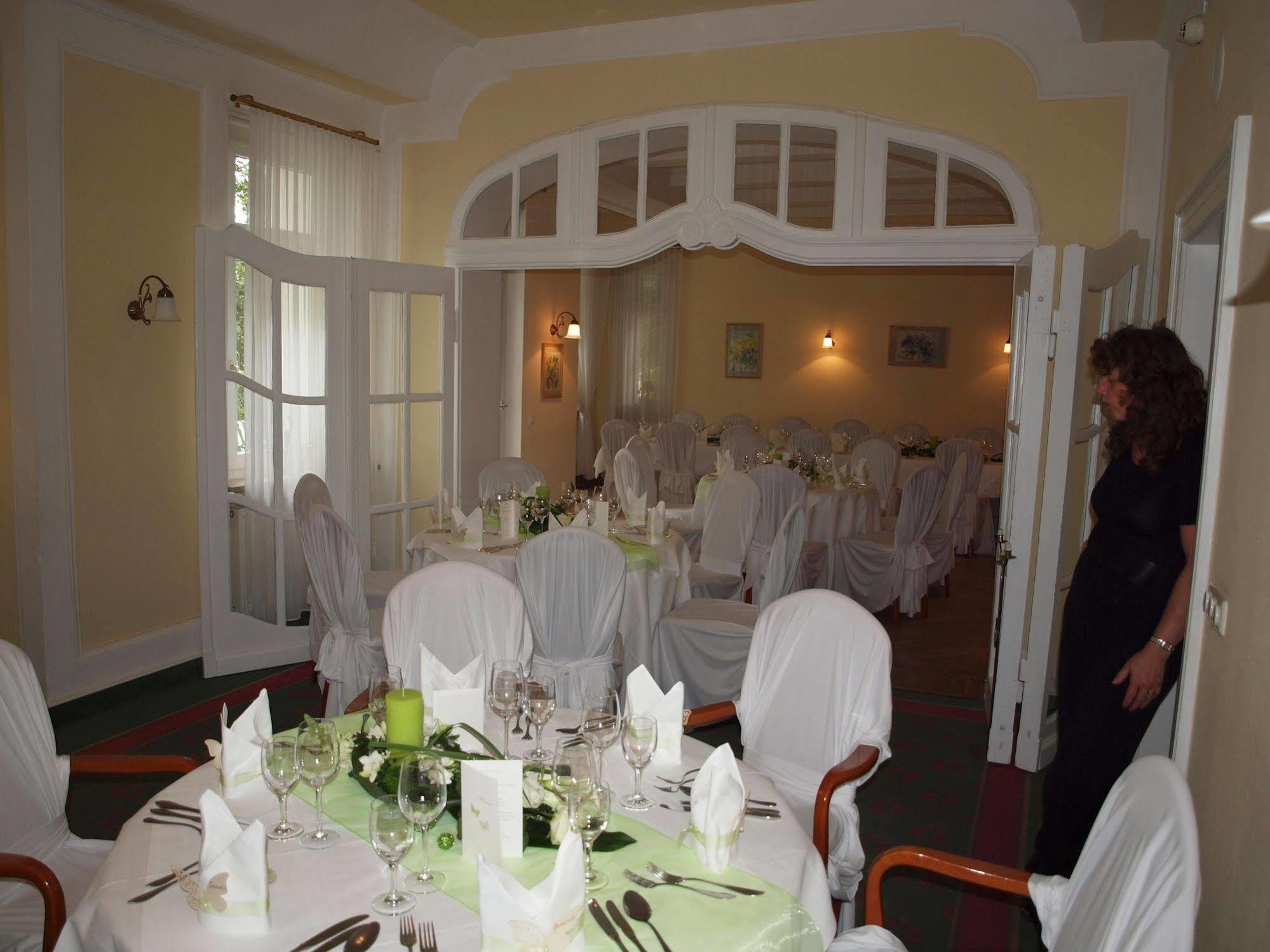 Hotel & Restaurant Bellevue Schmoelln Εξωτερικό φωτογραφία